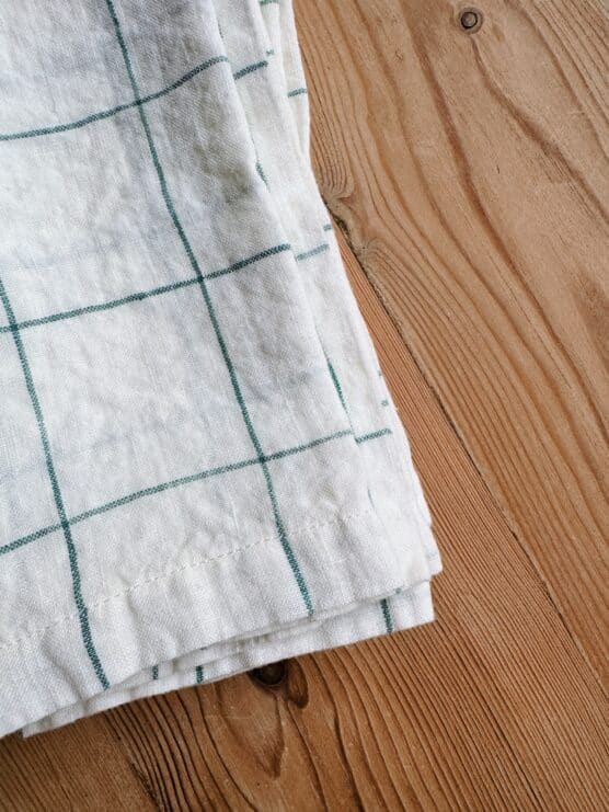 Limited Edition: Set of 4 Green and Cream Window Pane Linen Napkins - Image 2